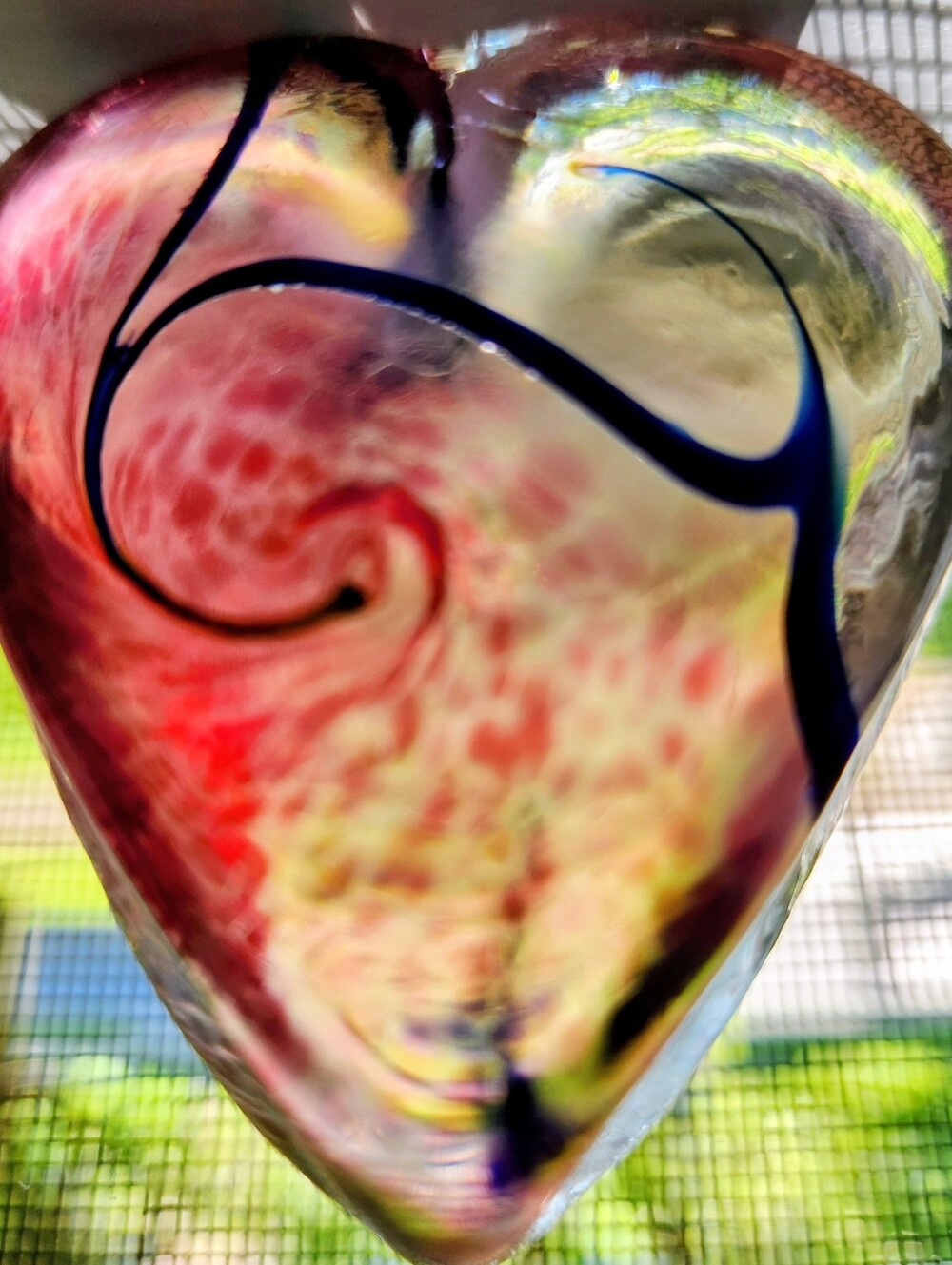 Robert Held Signed Iridescent Pink Heart Art Glass Paperweight With Music Box